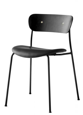 Schwarzer Pavilion AV3 Stuhl von AndTradition mit Sitzpolster und filigranem Stahlgestell.